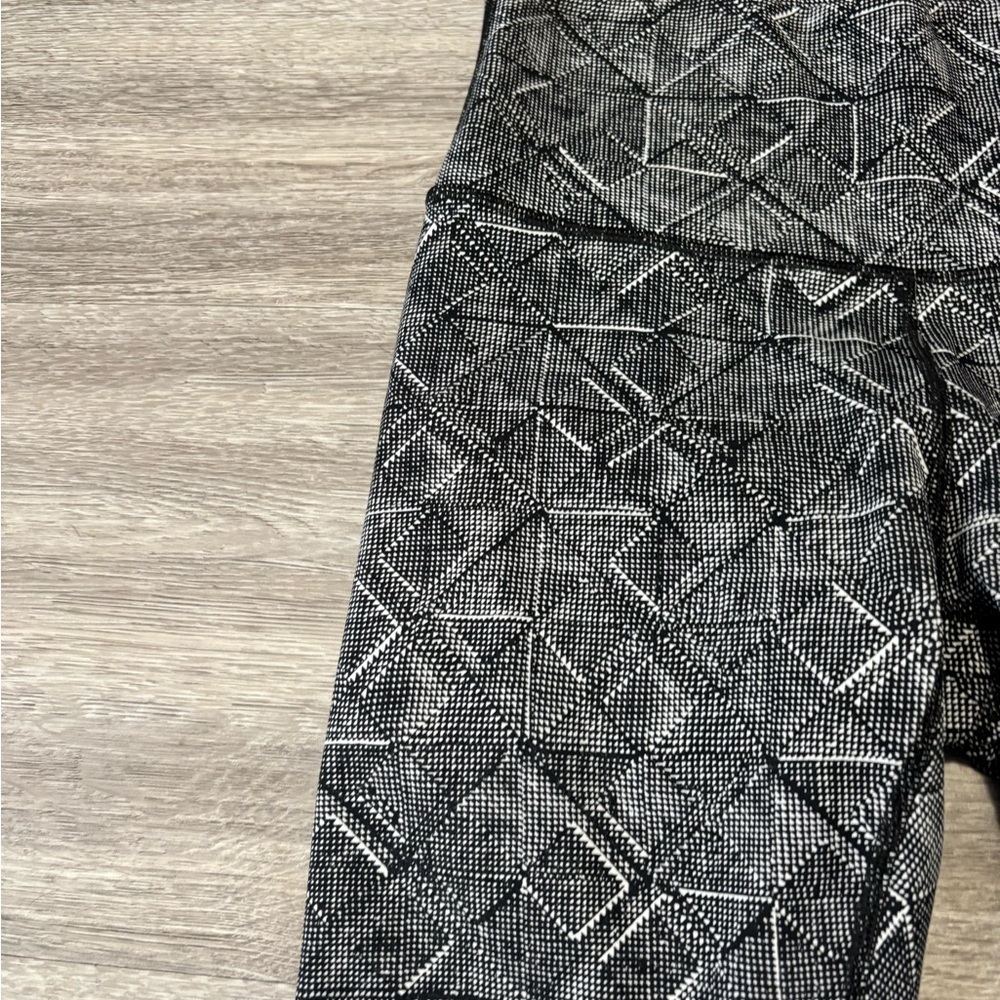 Lululemon Wunder Under Hi-Rise 7/8 Tight (Full-On Luxtreme 25") - Size 6 - Picture 7 of 16